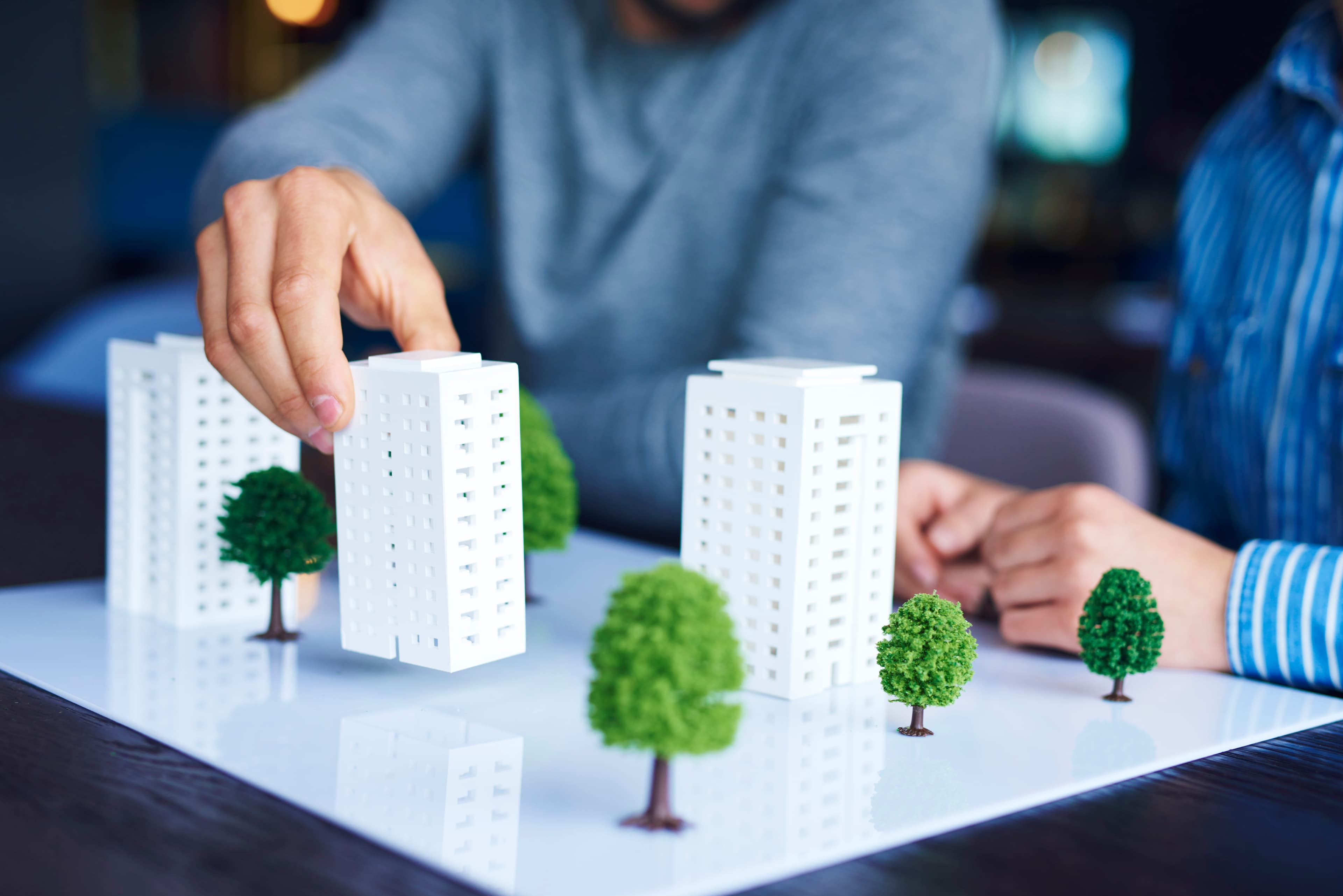 Model real estate – hand holding building model